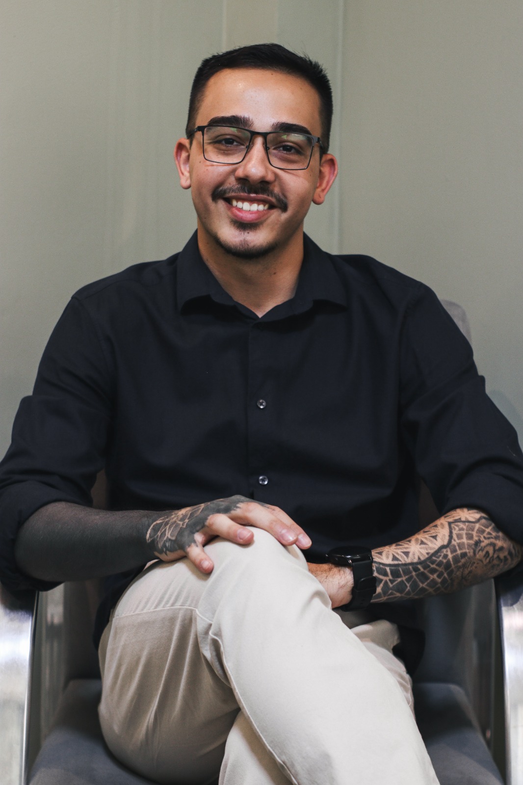 João Perestrelo à mesa de trabalho, escrevendo em um caderno